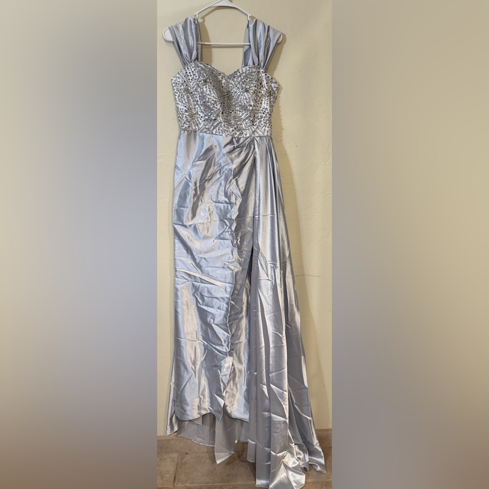 Elegant Silver Evening Gown Size 6 Women’s NEW! Great for Prom, Wedding.